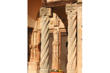 colonnes torses porche Eglise 